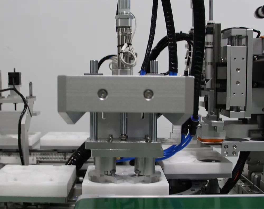 Automatic assembled cosmetic case unloading Device